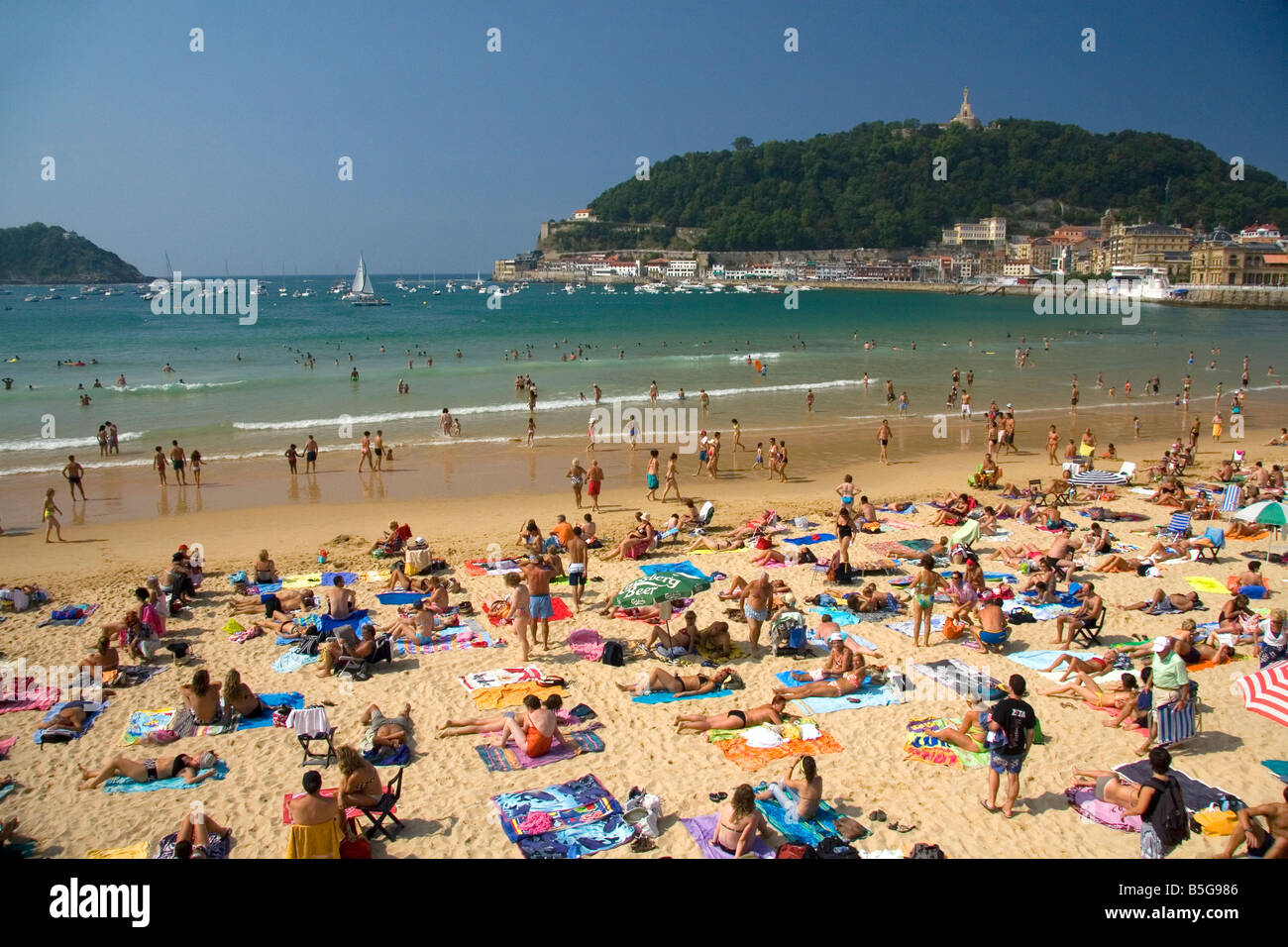 Scène de plage à la baie de la Concha, dans la ville de Donostia San Sebastian Guipuzcoa Pays Basque nord de l'Espagne Banque D'Images