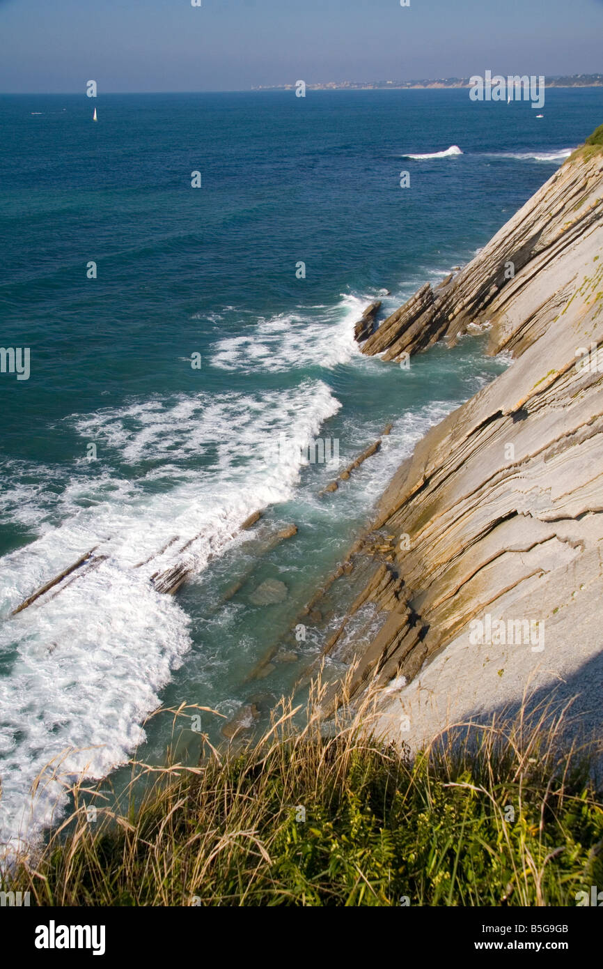 Les falaises côtières dans la baie de Saint Jean de Luz Pyrenees Atlantiques Pays Basque Sud Ouest France Banque D'Images