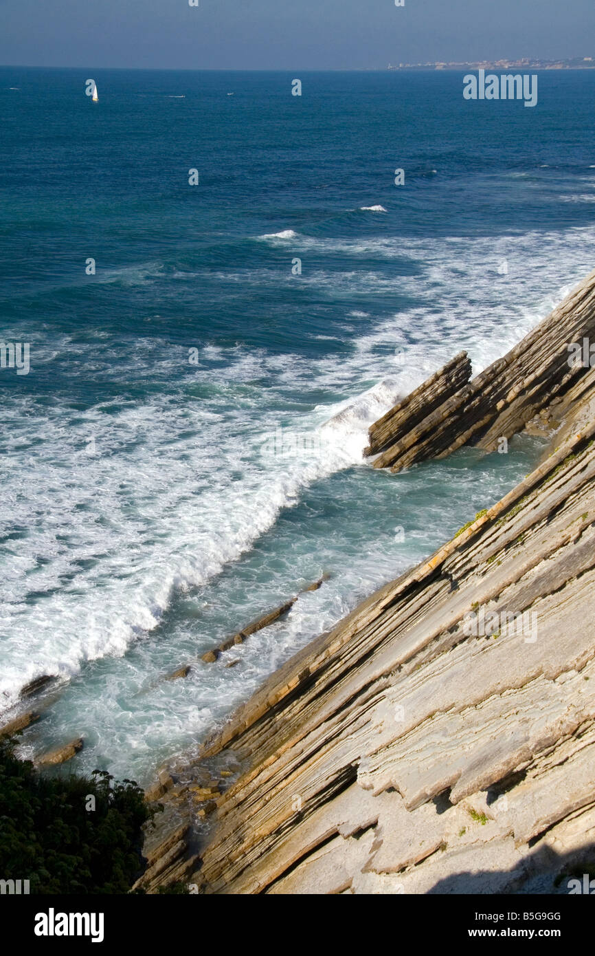 Les falaises impressionnantes et bay à Saint Jean de Luz Pyrenees Atlantiques Pays Basque Sud Ouest France Banque D'Images