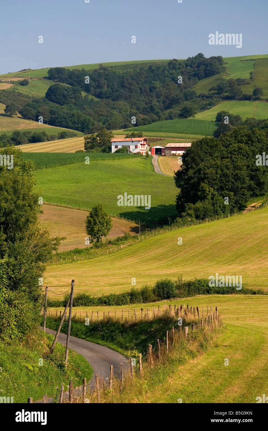 Les terres agricoles près du village d'Ainhoa Pyrénées Atlantiques Pays Basque Sud Ouest France Banque D'Images