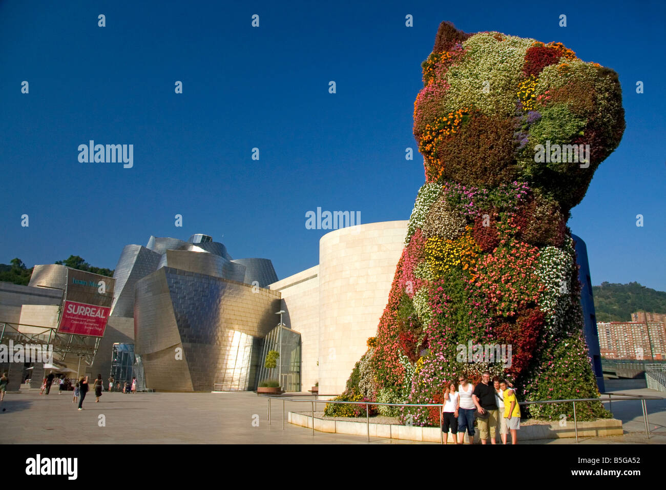 Le chiot en face du musée Guggenheim de la ville de Bilbao BISCAYE Pays Basque nord de l'Espagne Banque D'Images
