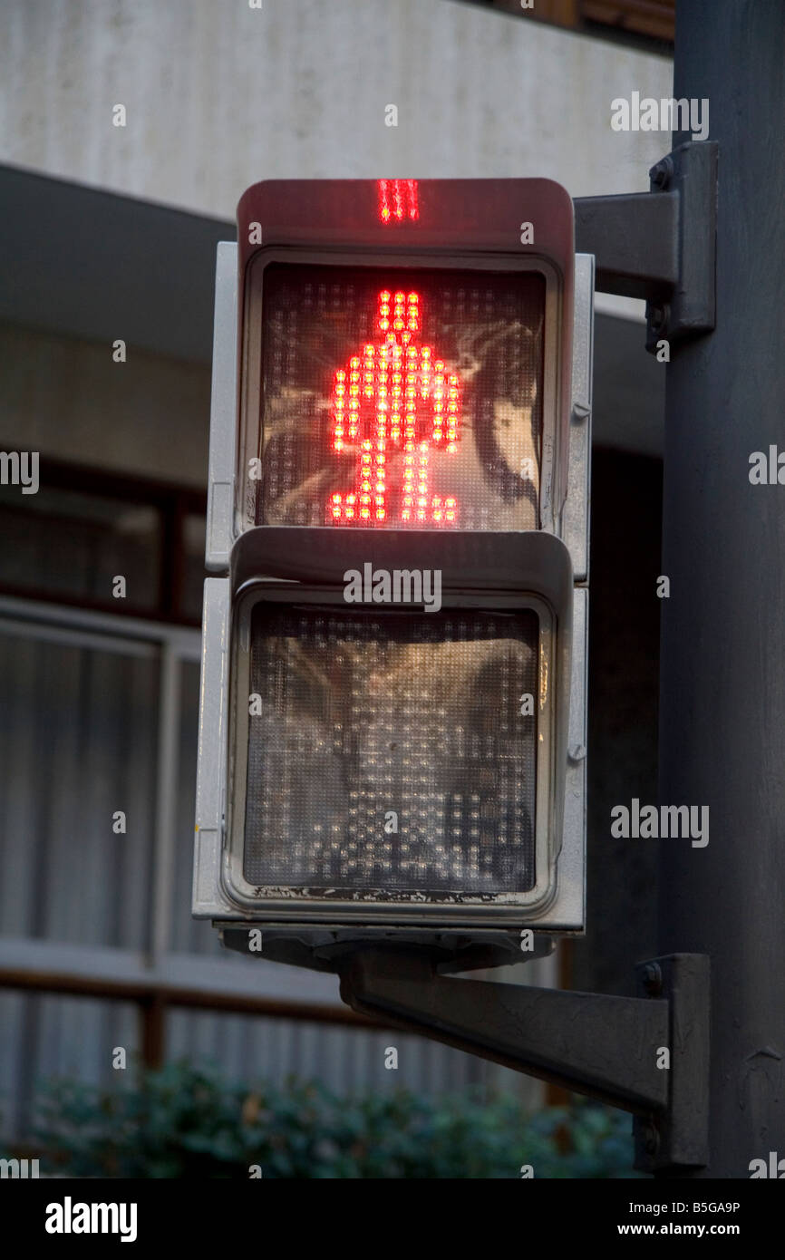 Le symbole DEL signal d'un passage pour piétons dans la ville de Bilbao BISCAYE Pays Basque nord de l'Espagne Banque D'Images