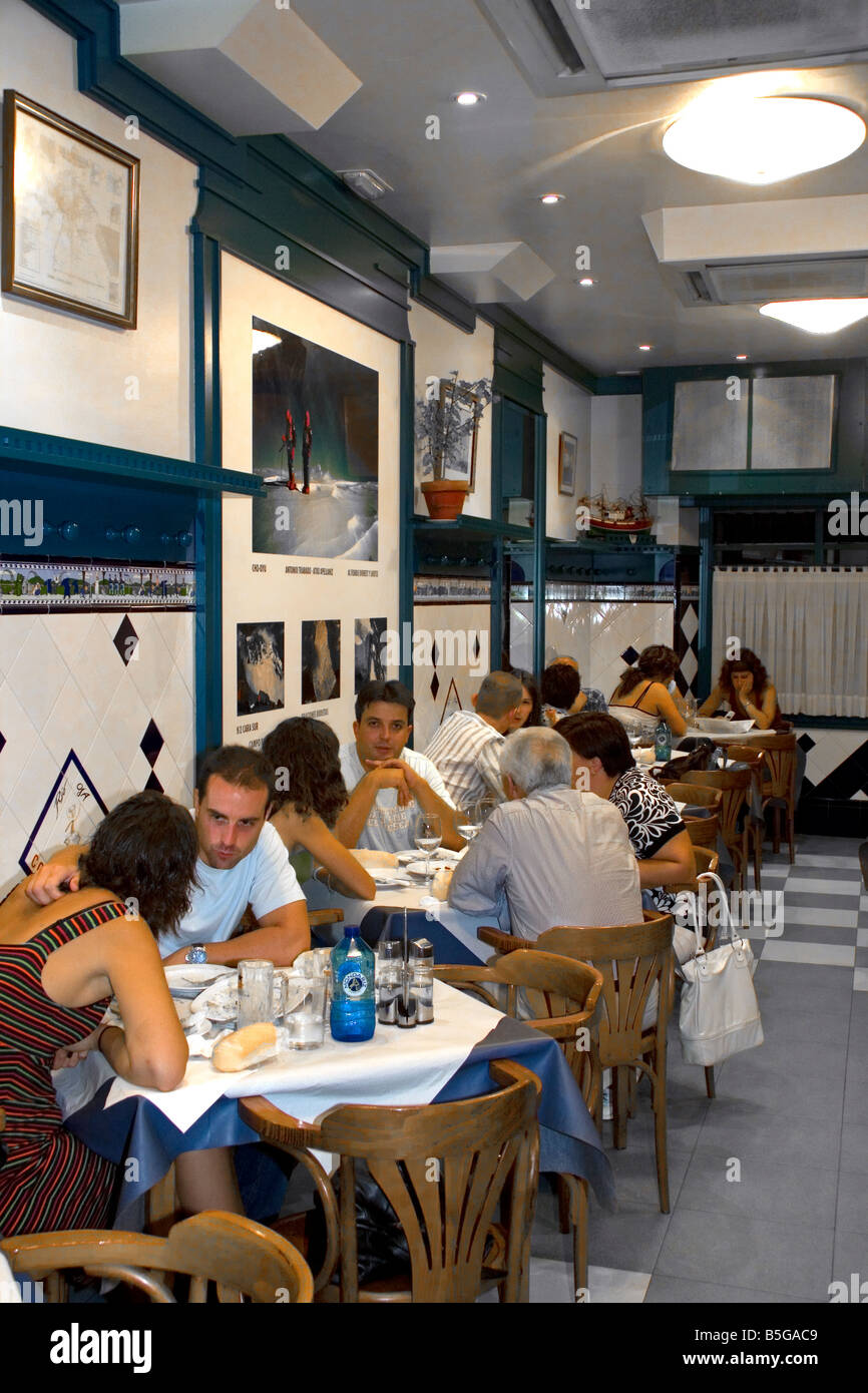 Personnes dîner dans un restaurant dans la ville de Bilbao BISCAYE Pays Basque nord de l'Espagne Banque D'Images