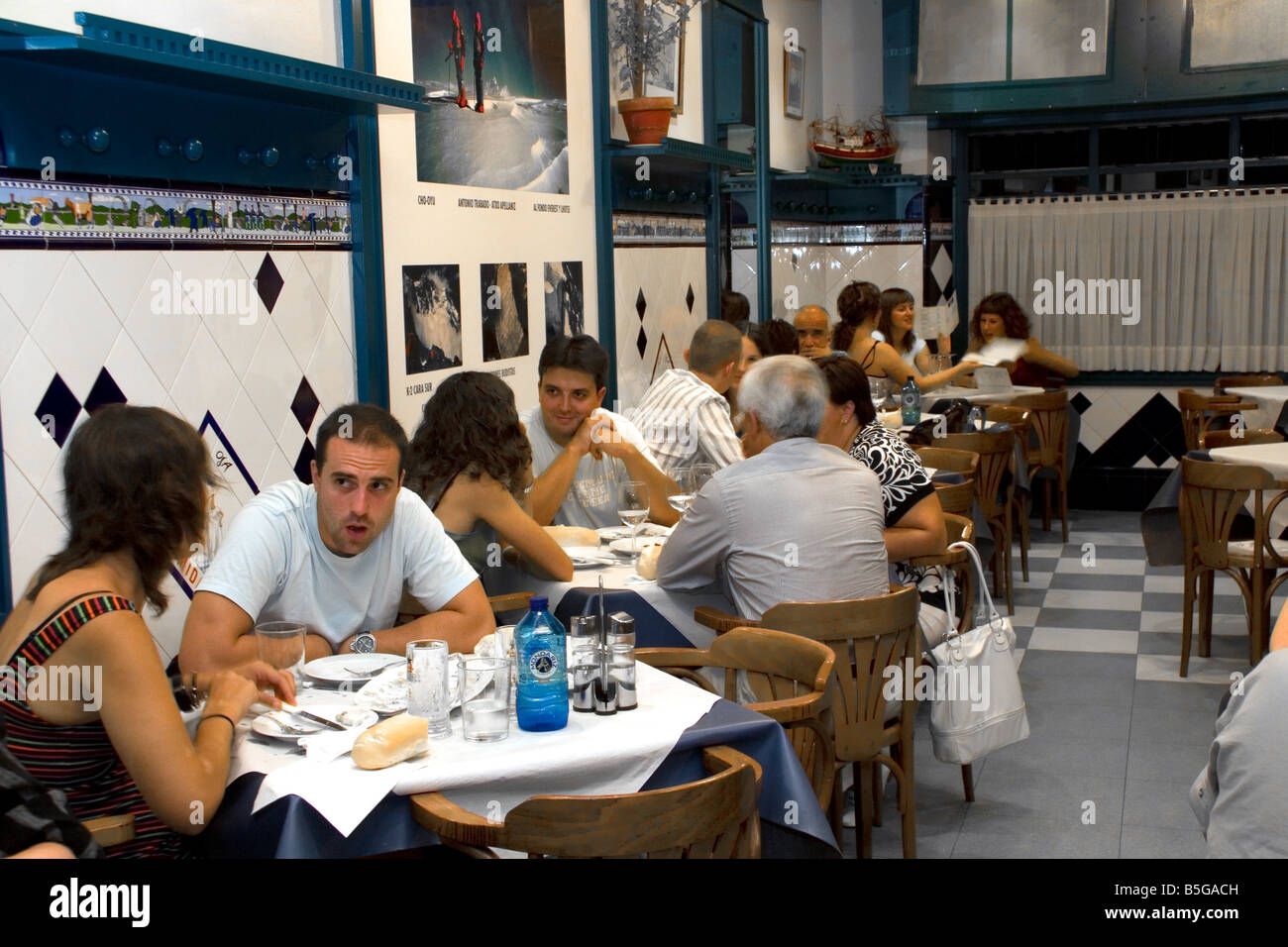 Personnes dîner dans un restaurant dans la ville de Bilbao BISCAYE Pays Basque nord de l'Espagne Banque D'Images