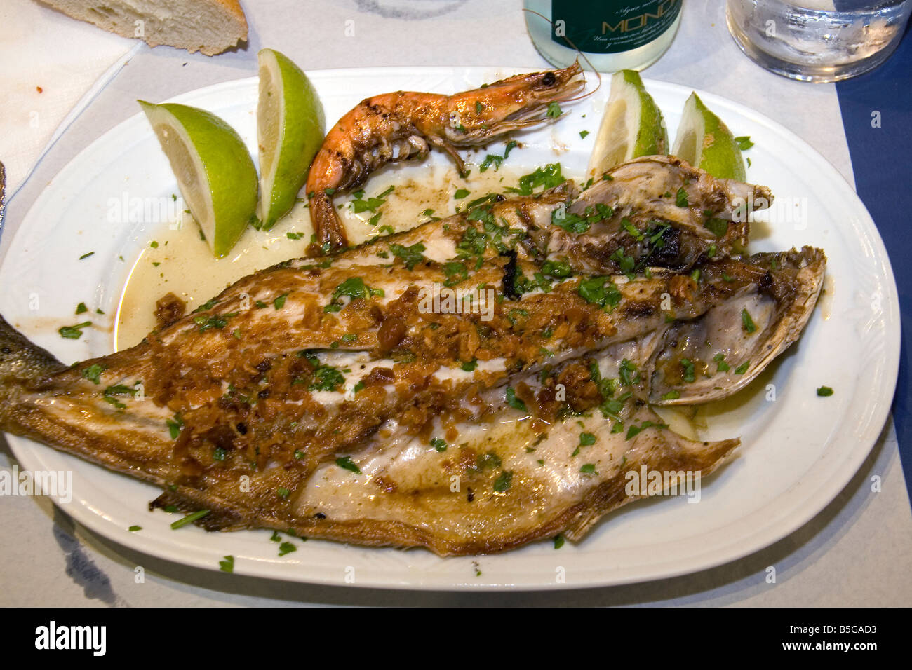 Un plat de poisson et les crevettes dans un restaurant basque dans la ville de Bilbao BISCAYE Pays Basque nord de l'Espagne Banque D'Images