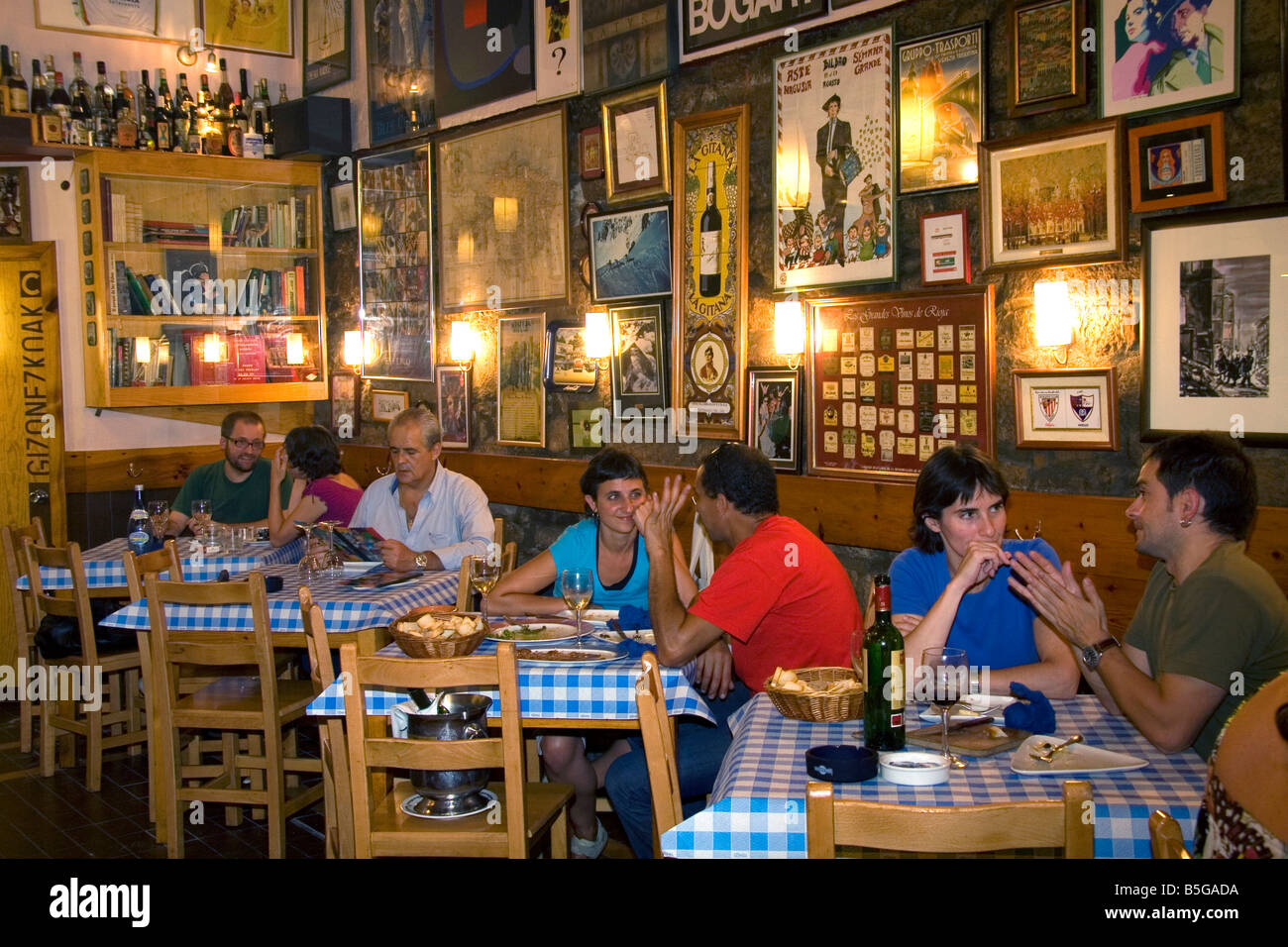 Personnes dîner dans une taverne dans la ville de Bilbao BISCAYE Pays Basque nord de l'Espagne Banque D'Images
