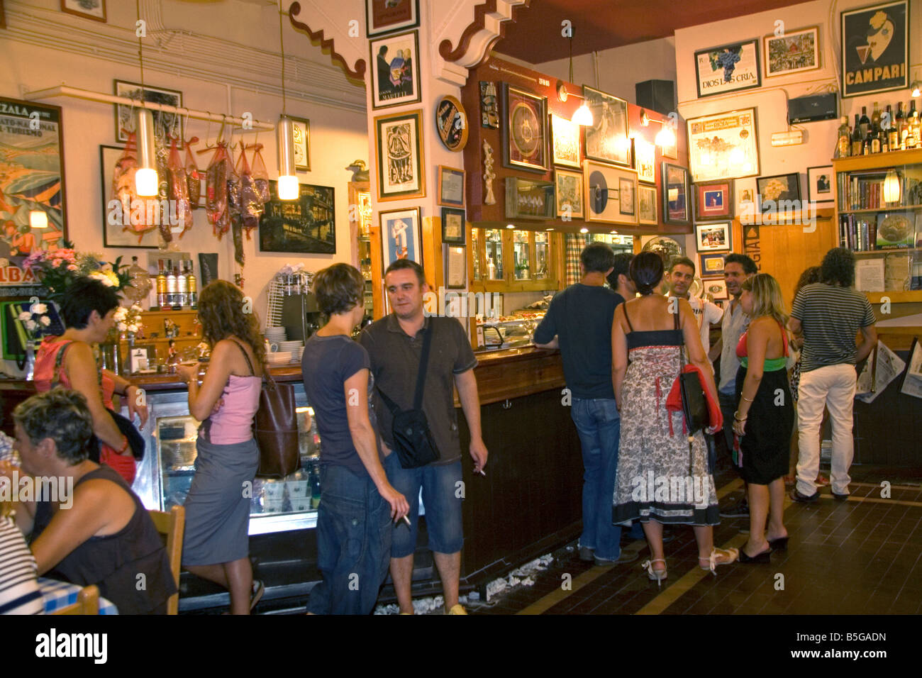 Les gens vivent dans une taverne dans la ville de Bilbao BISCAYE Pays Basque nord de l'Espagne Banque D'Images