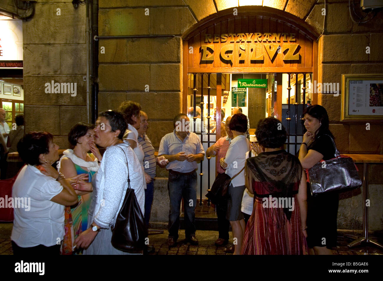 Les gens vivent en face d'une taverne dans la ville de Bilbao BISCAYE Pays Basque nord de l'Espagne Banque D'Images
