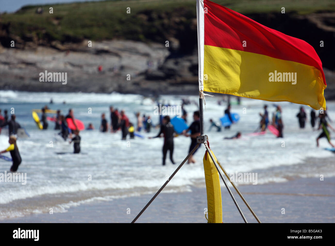 Un indicateur d'alerte rouge et jaune pour marquer la zone de baignade sans danger sur plage de Crantock Cornwall UK Banque D'Images