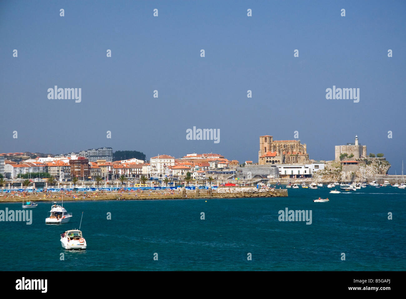 Le port et la ville de Castro Urdiales Cantabrie au nord de l'Espagne Banque D'Images