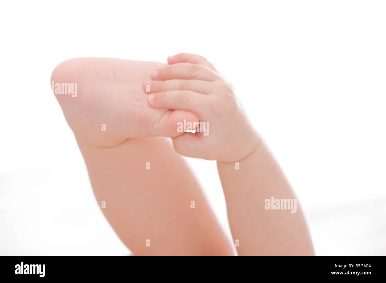 Baby Boy de toucher la plante du pied, close-up Banque D'Images