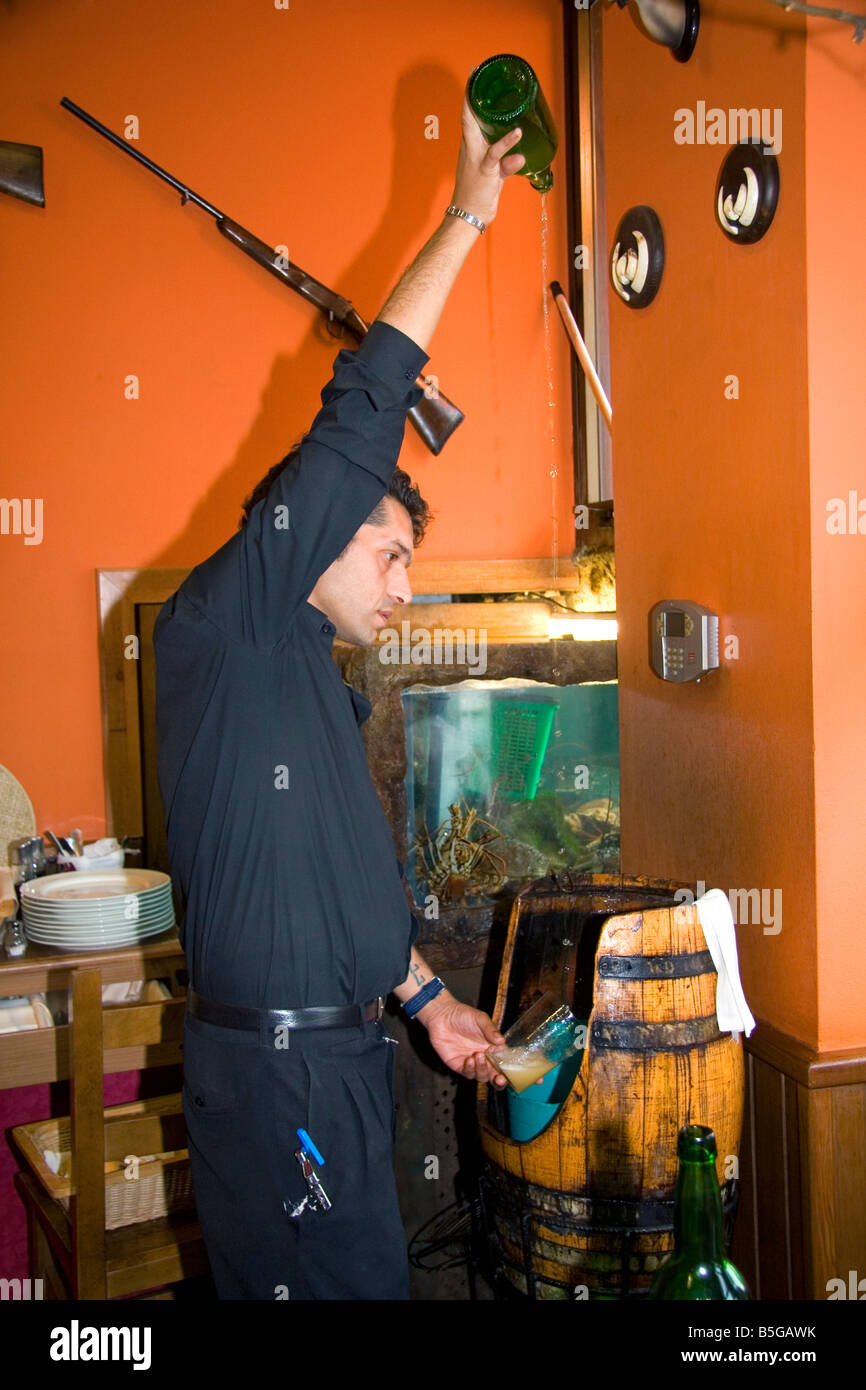 Verser le cidre à un serveur cidereria dans la ville de Ribadesella Asturies Espagne du nord Banque D'Images