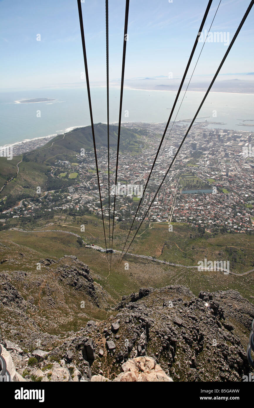 Regardant vers le bas du téléphérique qui va jusqu'à la montagne de la Table, Cape Town Afrique du Sud Banque D'Images