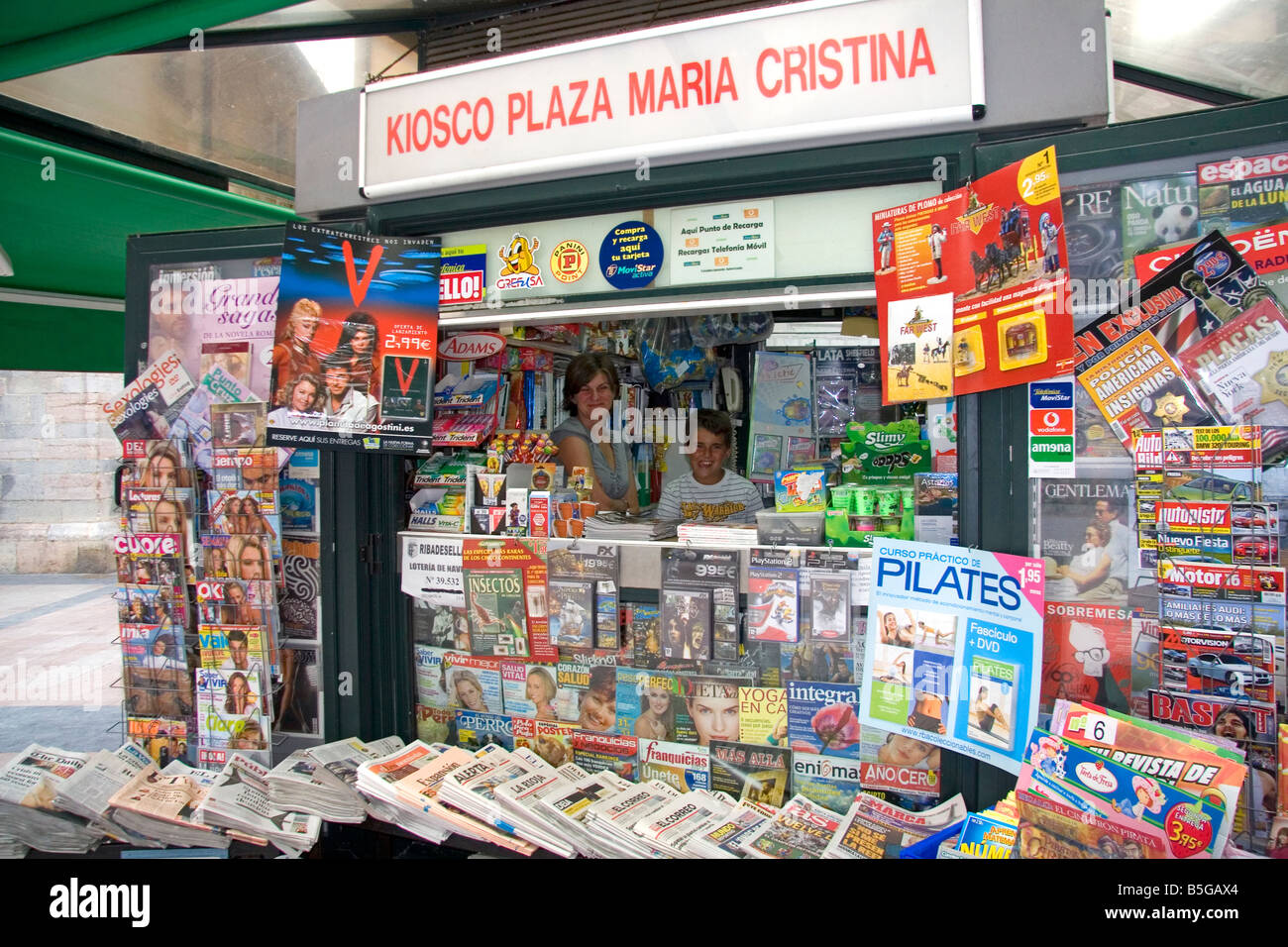 Kiosque à journaux dans la ville de Ribadesella Asturies Espagne du nord Banque D'Images
