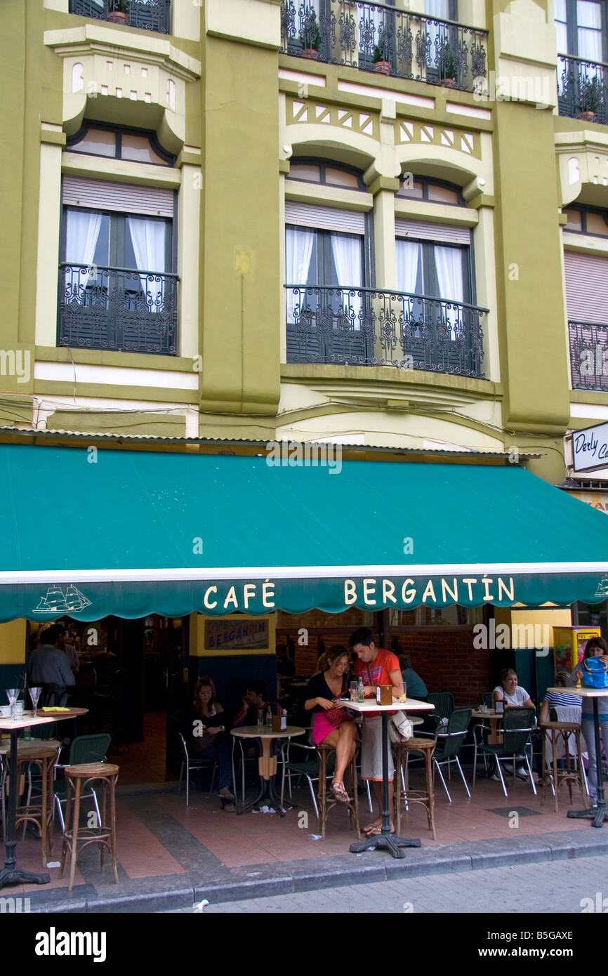 Personnes dîner en plein air au Café Bergantin dans la ville de Ribadesella Asturies Espagne du nord Banque D'Images