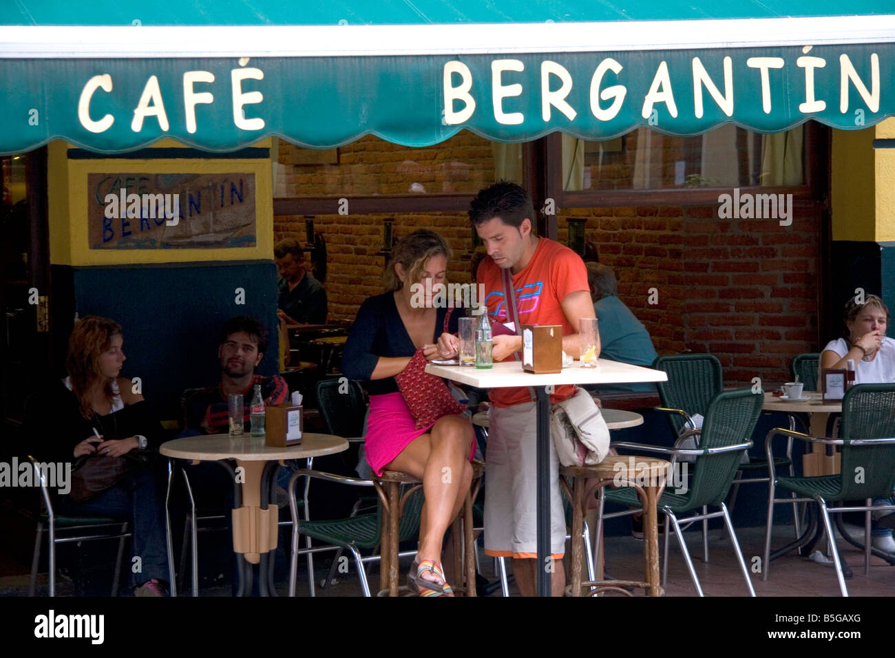Les clients de payer leur facture au Café Bergantin dans la ville de Ribadesella Asturies Espagne du nord Banque D'Images