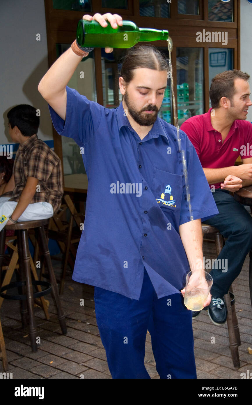 Verser le cidre à un serveur cidereria dans la ville de Ribadesella Asturies Espagne du nord Banque D'Images