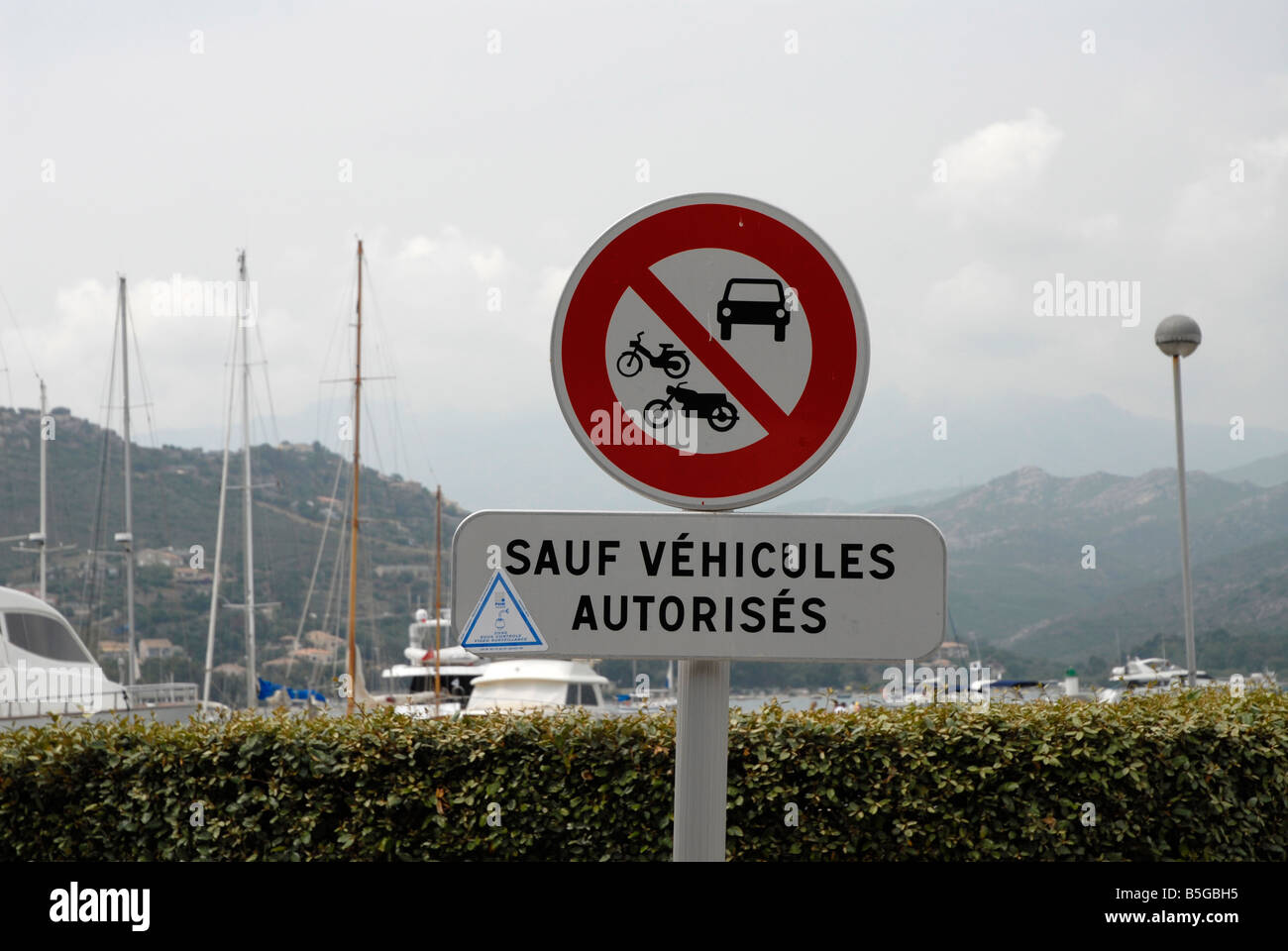 Panneau interdisant l'véhicules à moteur dans le port de Saint Florent sur la côte nord de la Corse Banque D'Images