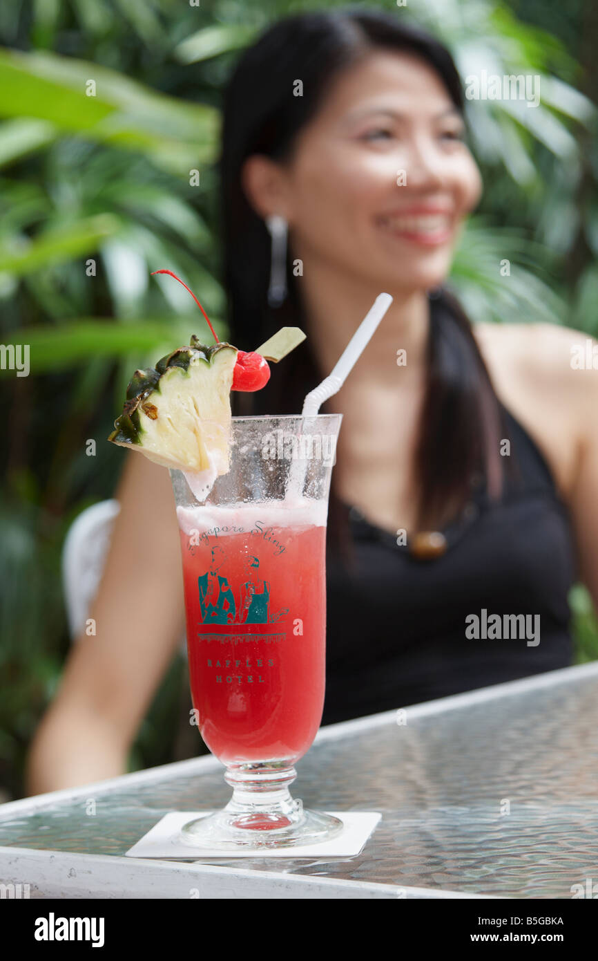 Femme chinoise avec Singapore Sling au Raffles Banque D'Images