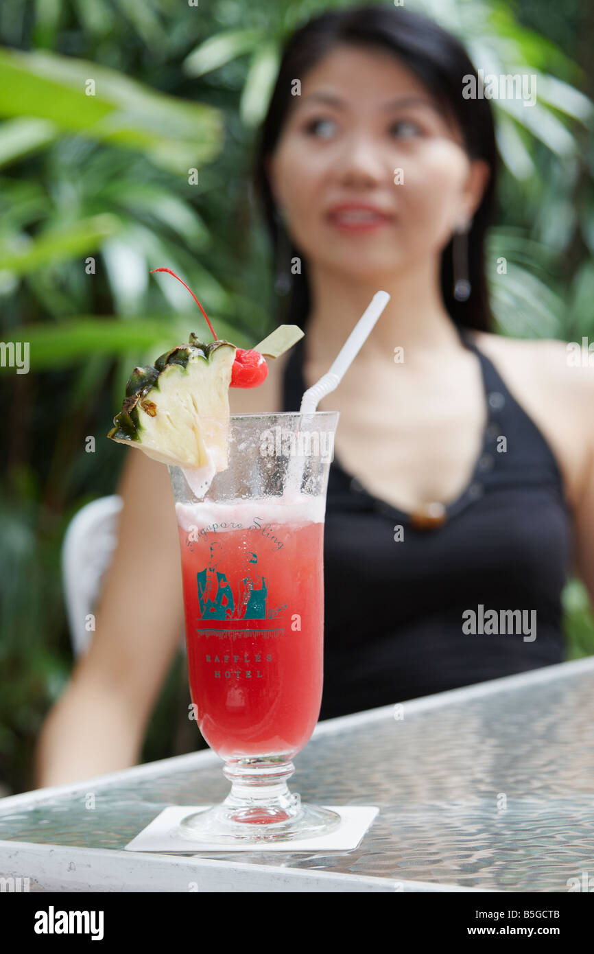 Femme chinoise avec Singapore Sling au Raffles Banque D'Images