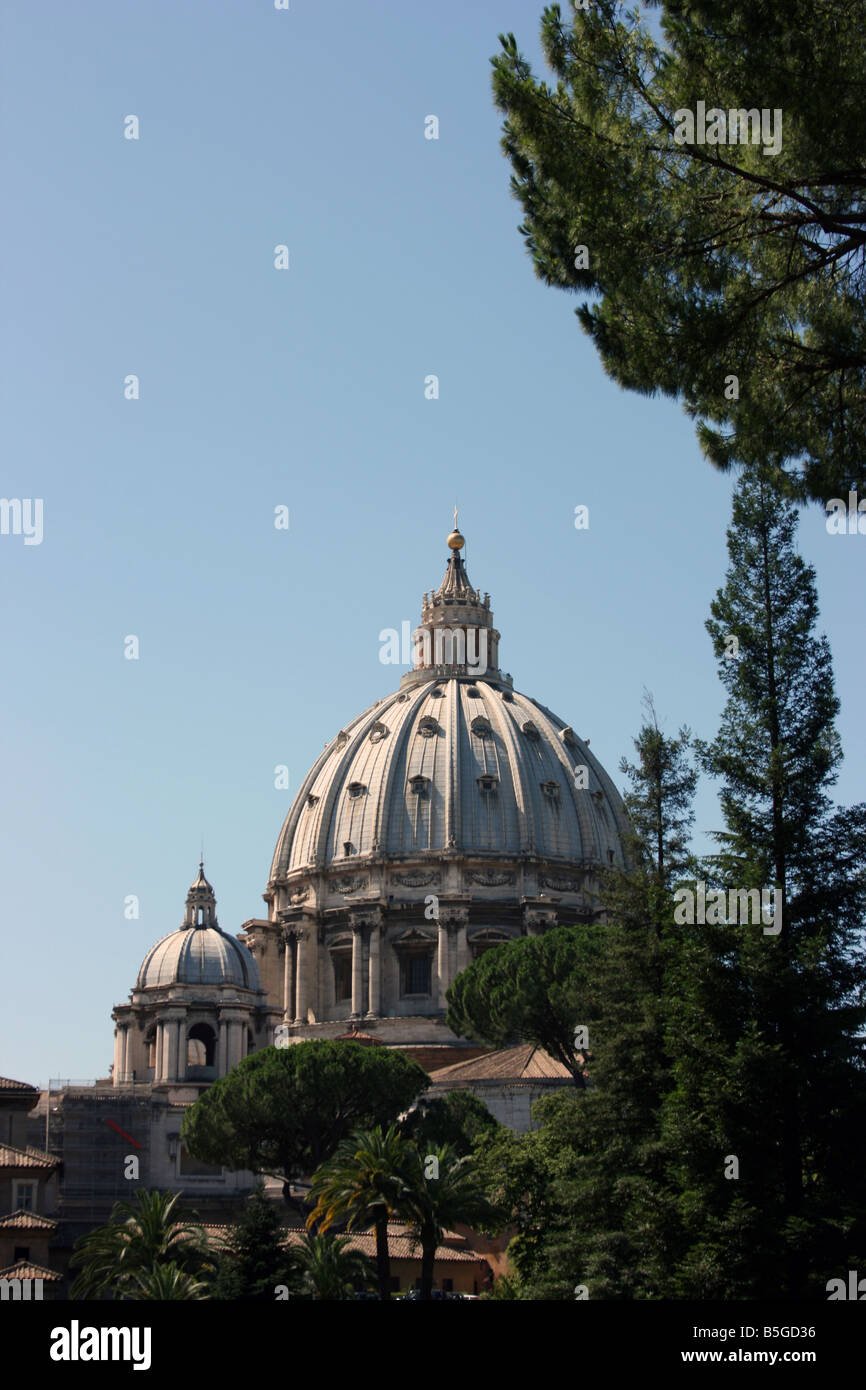 La Basilique St Pierre dôme, vue depuis les jardins du Vatican Banque D'Images