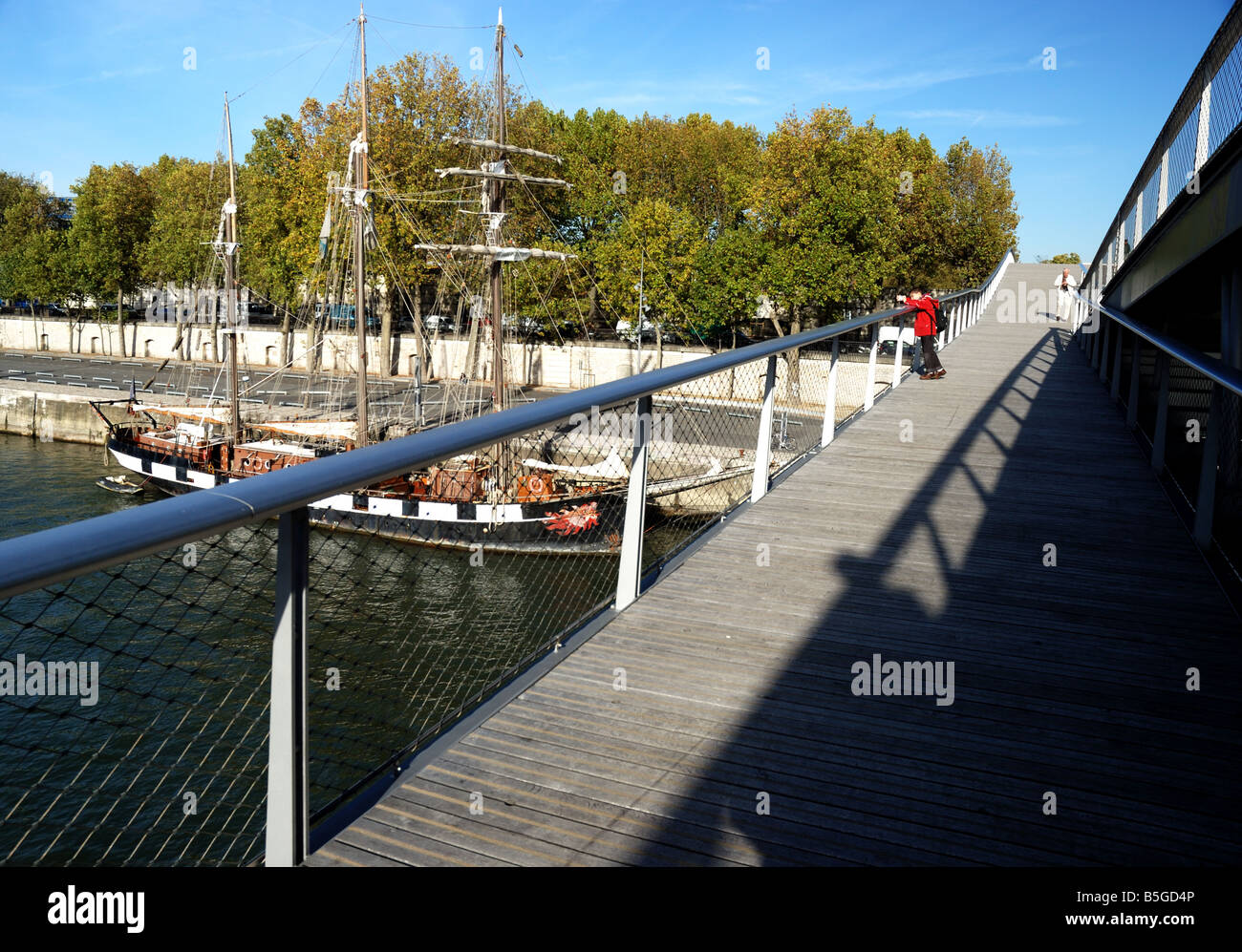 Paris, quais : voilier 'La Boudeuse' depuis la passerelle Simone de Beauvoir Banque D'Images