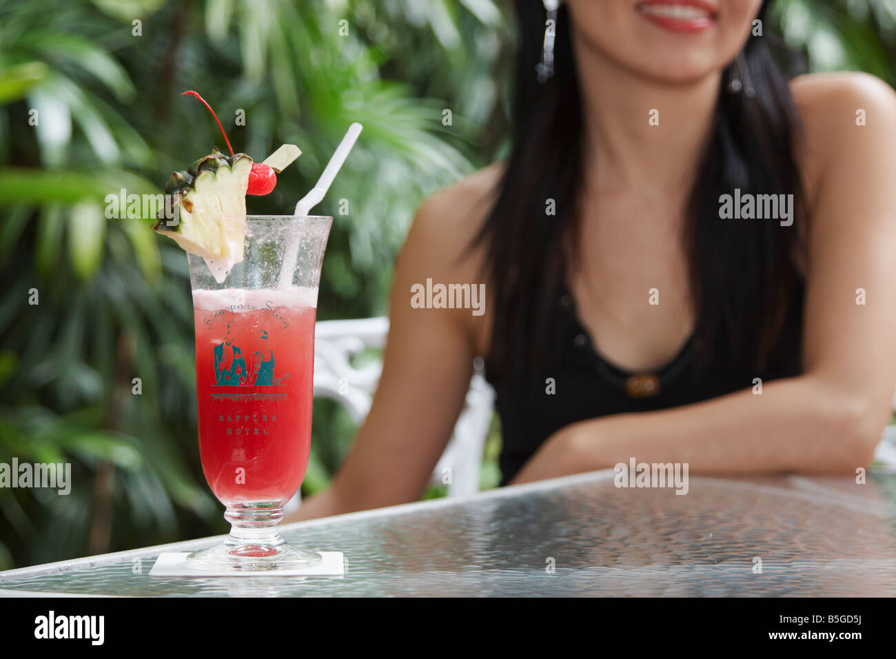 Femme chinoise avec Singapore Sling au Raffles Banque D'Images