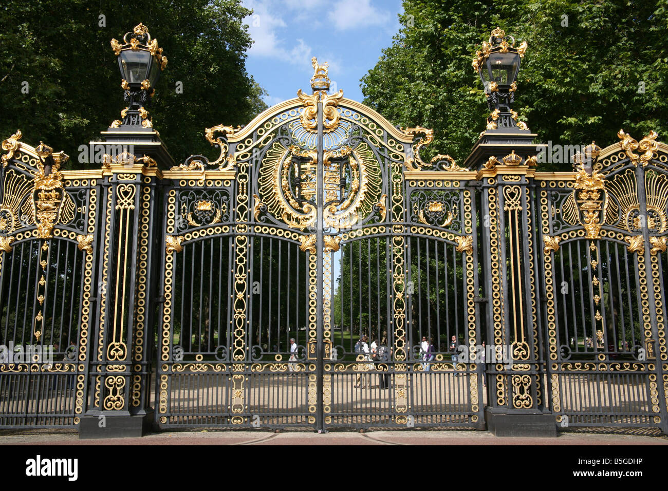 Portes ornementales à St James's Park près de Buckingham Palace Londres Banque D'Images