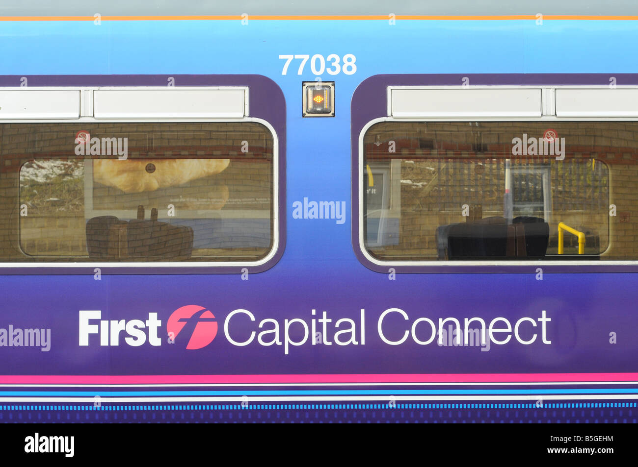 Le côté d'un train avec le train First Capital Connect logo de l'entreprise et de couleur très en avant. Banque D'Images