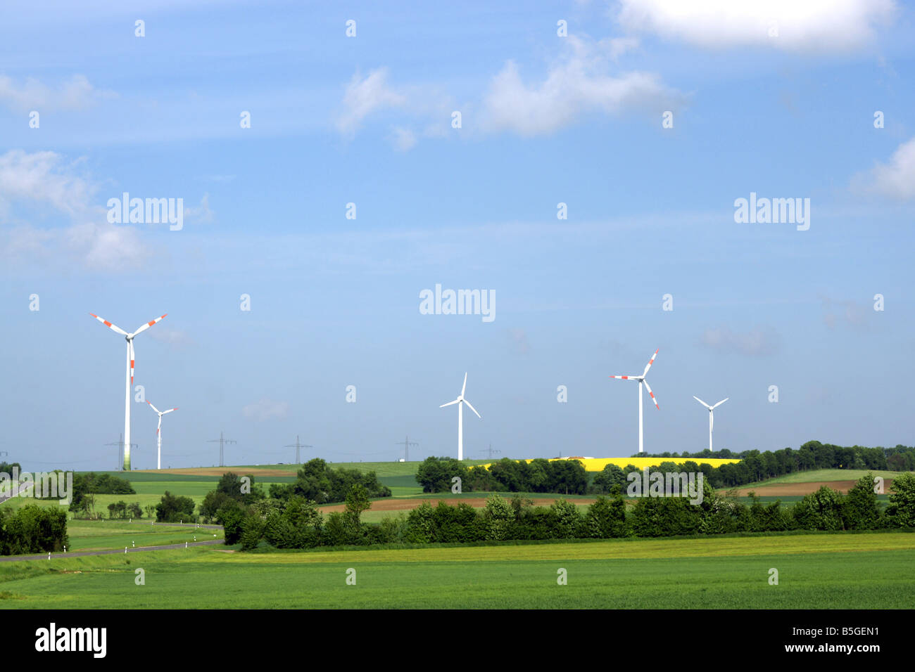 Plusieurs générateurs de vent in rural landscape Banque D'Images