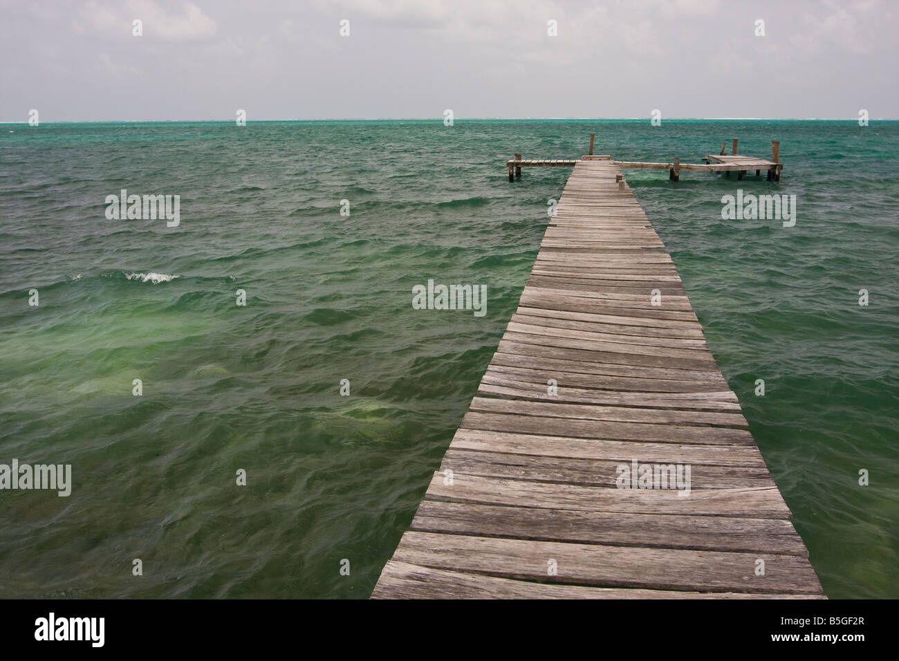 CAYE CAULKER BELIZE Wooden dock et la mer des Caraïbes Banque D'Images