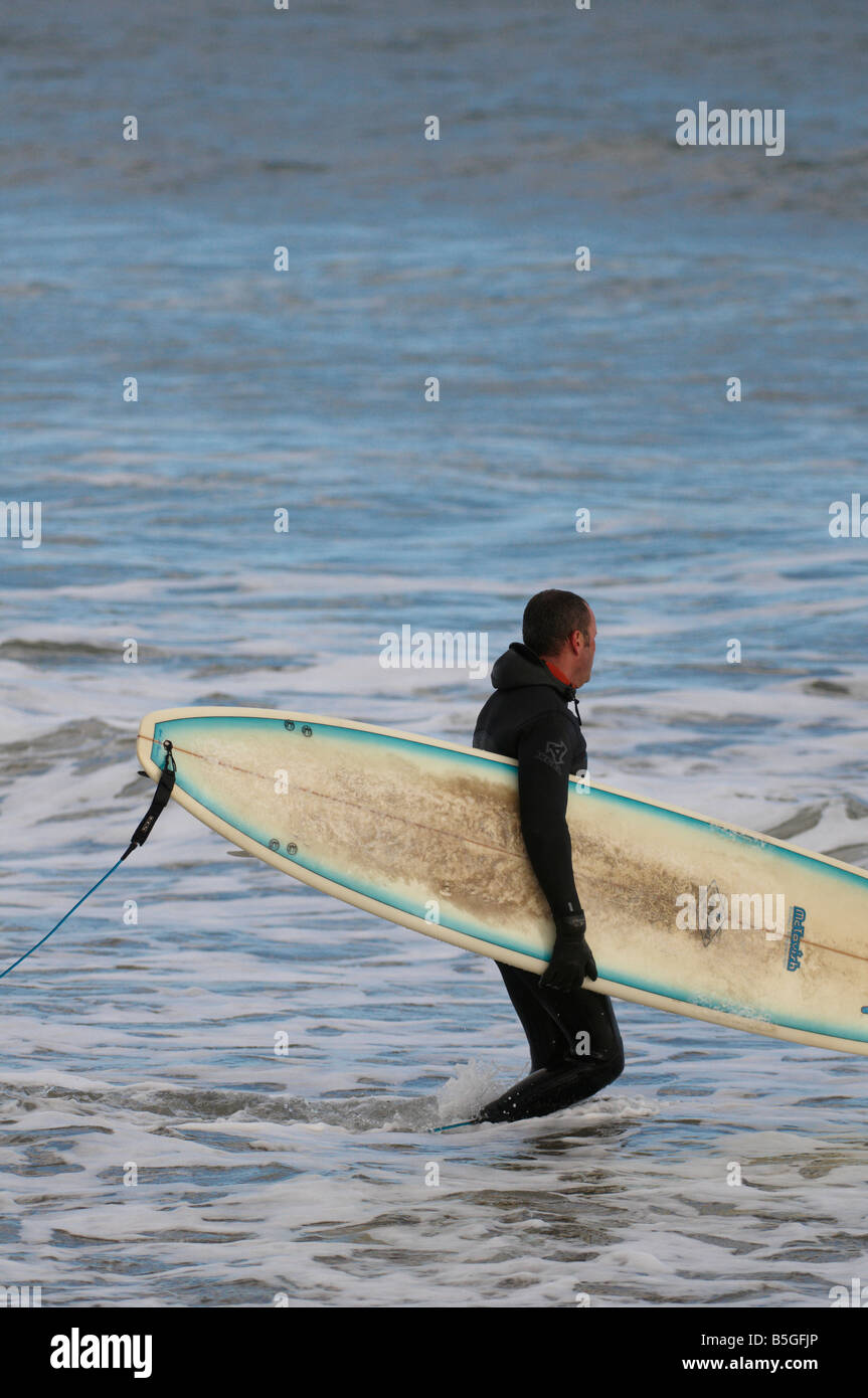 Homme surf sur la plage d''Aberdeen Scotland UK Banque D'Images