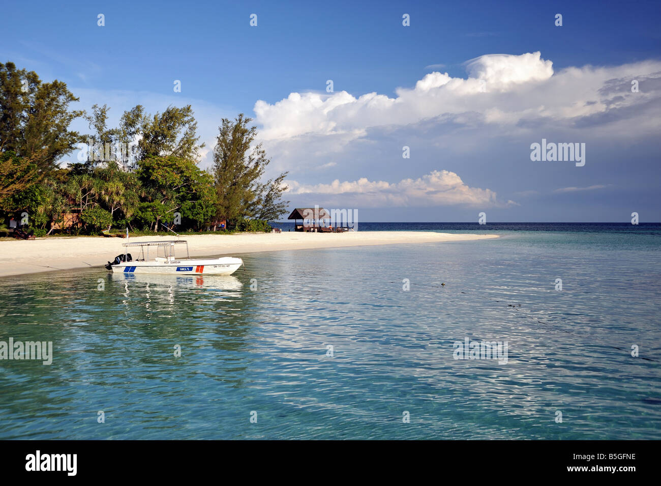 Vue sur plage de sable fin et de bateau de la jetée de plongée, Lankayan Island, Sabah, Malaisie, mer de Sulu Banque D'Images