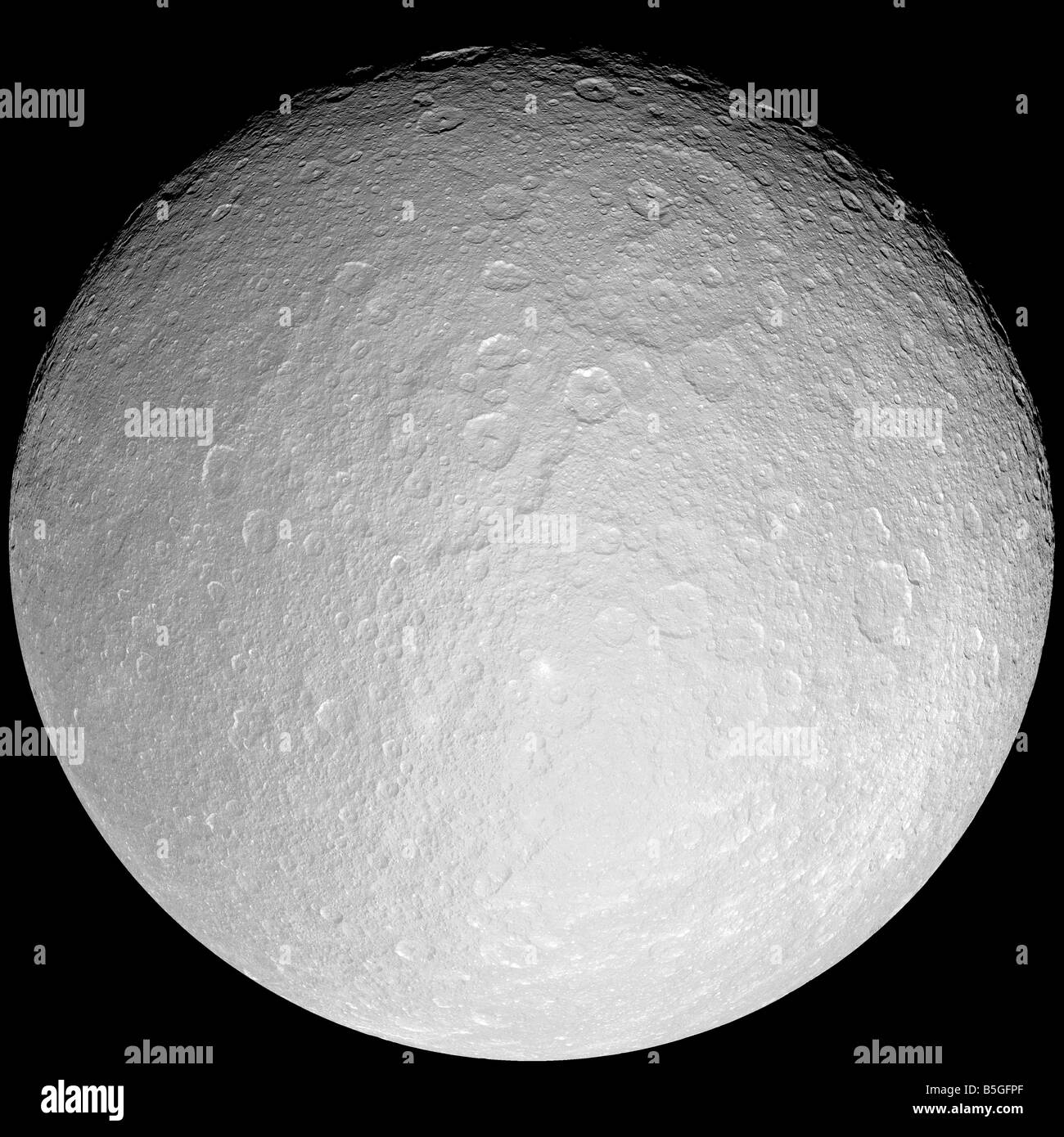 La lune glacée de Saturne Rhéa. Banque D'Images