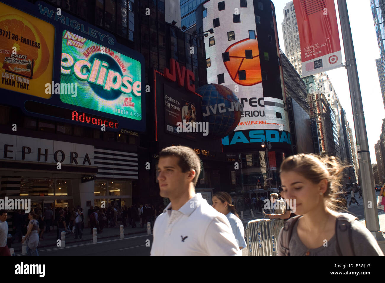Les touristes à pied grâce à Times Square à New York le 11 octobre 2008 Frances M Roberts Banque D'Images Les touristes à pied grâce à Times Square à New York le 11 octobre 2008 Frances M Roberts Banque D'Images
