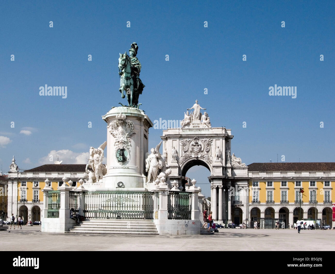 Praca do Comercio avec statue équestre du roi Jose I et Arco de Rua Augusta derrière, Lisbonne, Portugal Banque D'Images