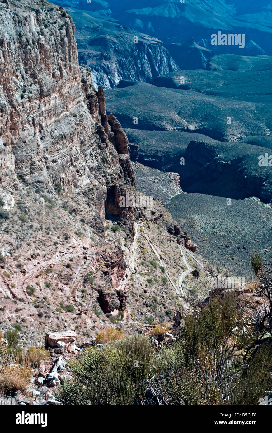 ARIZONA GRAND CANYON Vue du sentier Kaibab sud en ordre décroissant fortement avec lacets de la rive sud du Grand Canyon Banque D'Images