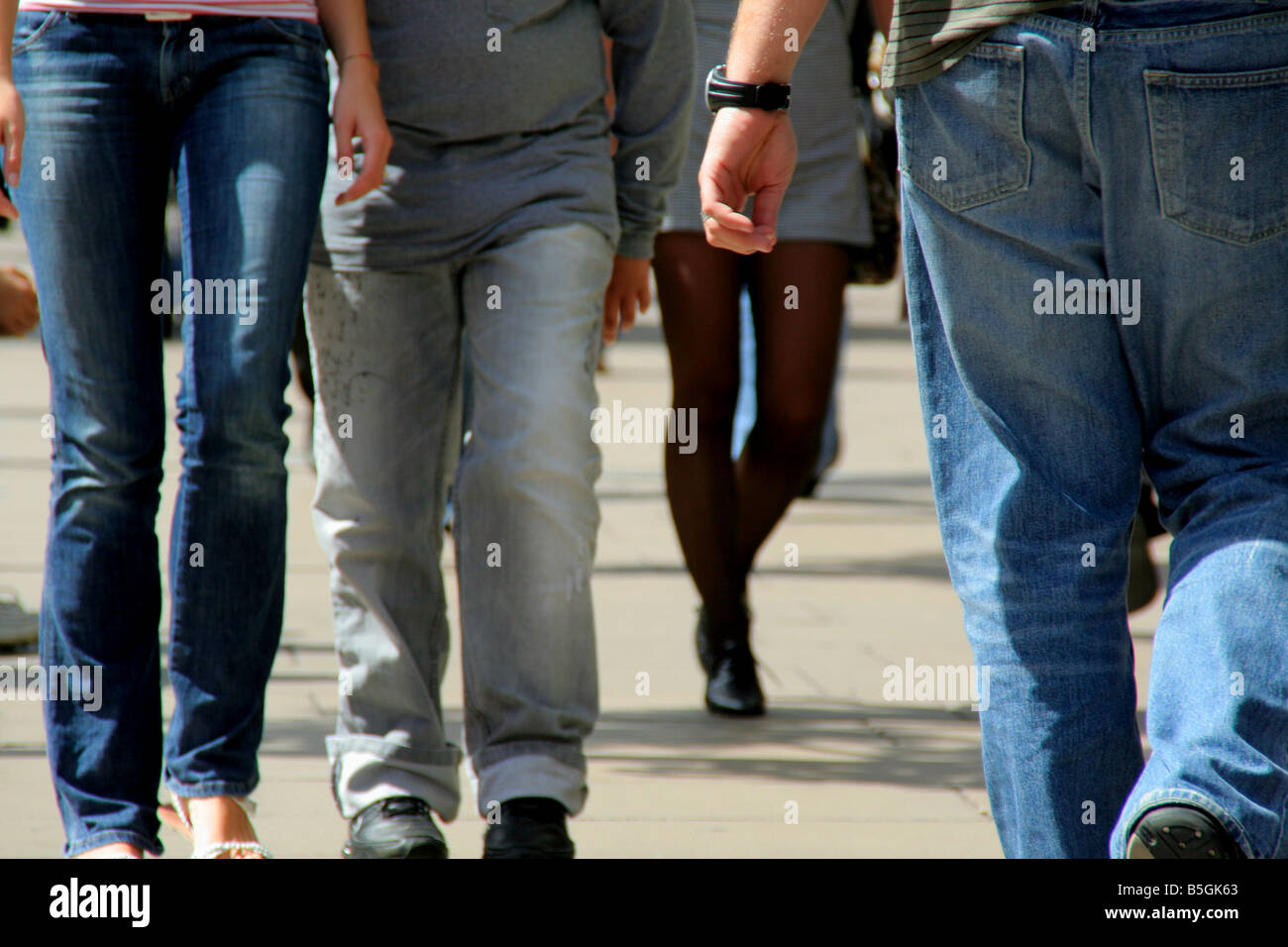 Les jambes de personnes à pied d'Oxford Street London UK Banque D'Images