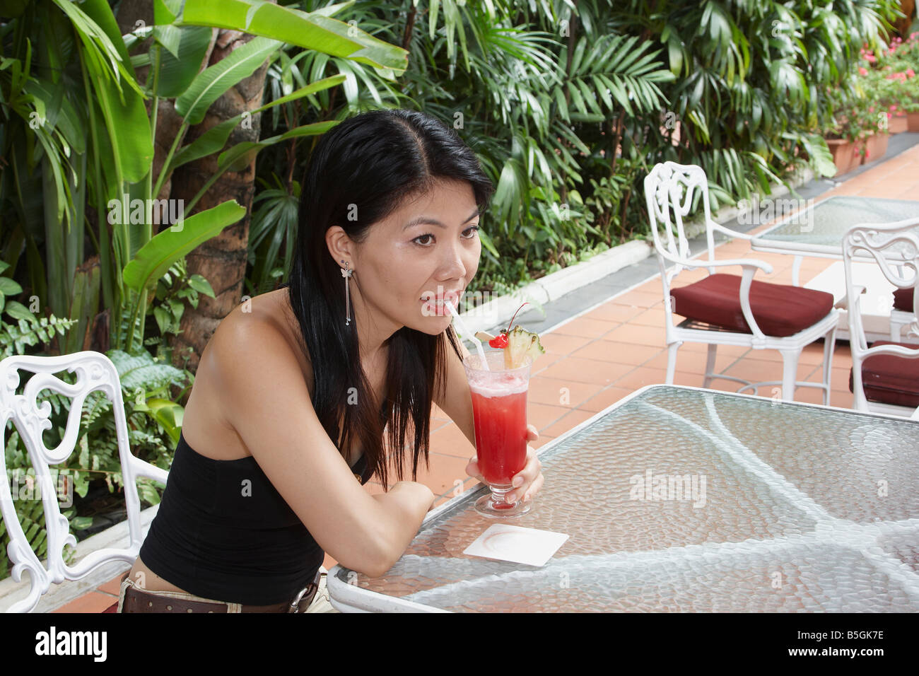 Femme chinoise avec Singapore Sling au Raffles Banque D'Images