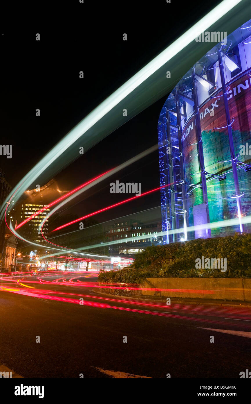 Circulation routière, cinéma IMAX sur nuit, Londres Banque D'Images