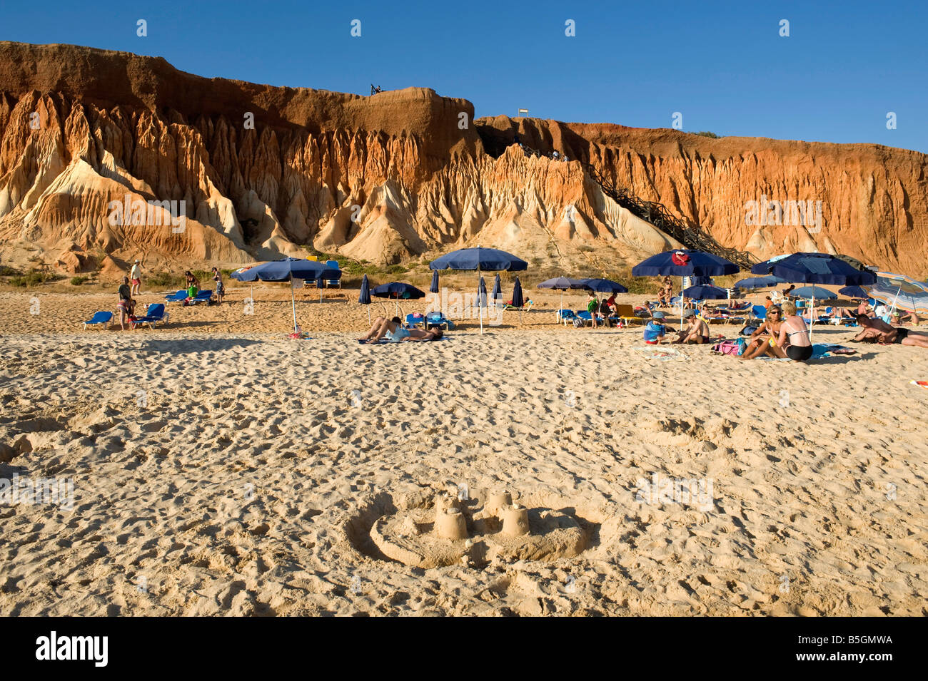 Les gens sur la plage, de la Praia de Falesia, Algarve, Portugal. Banque D'Images