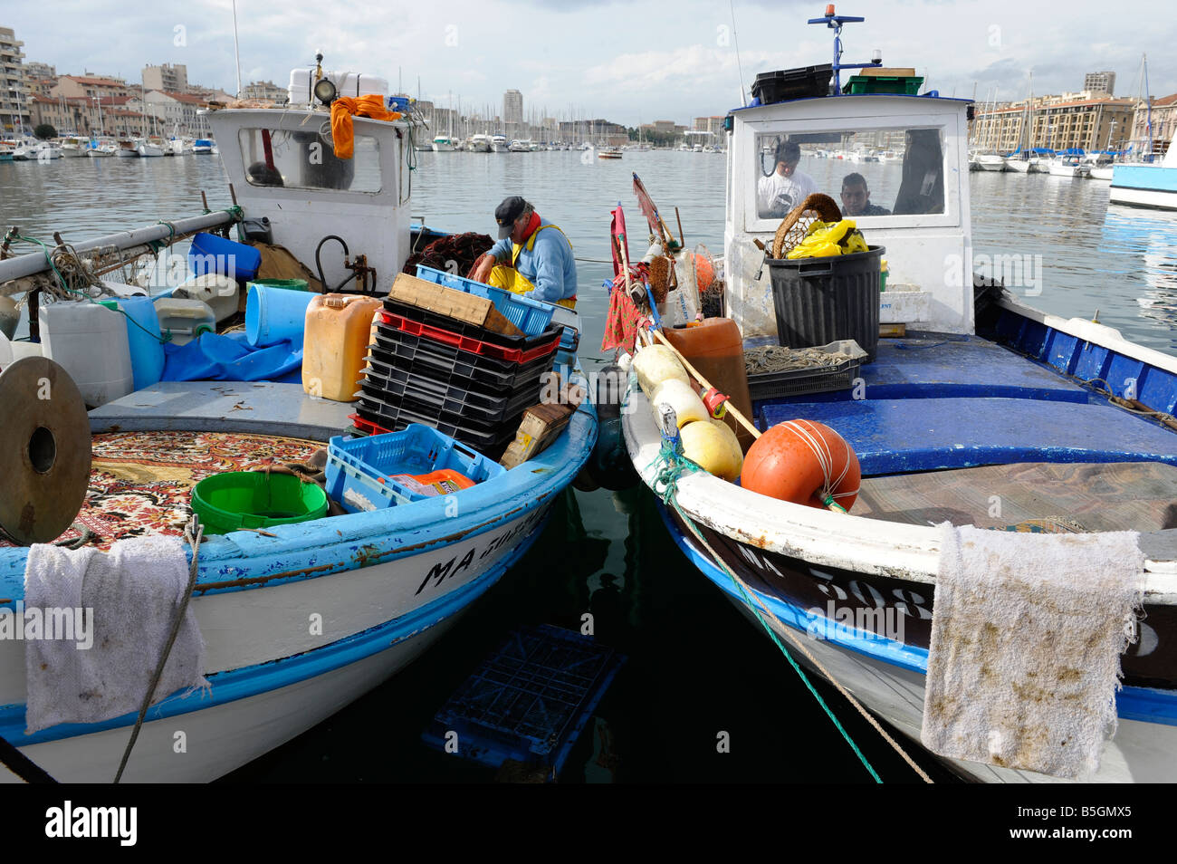 Vieux port avec bateaux de pêche Banque de photographies et d’images à haute résolution Alamy