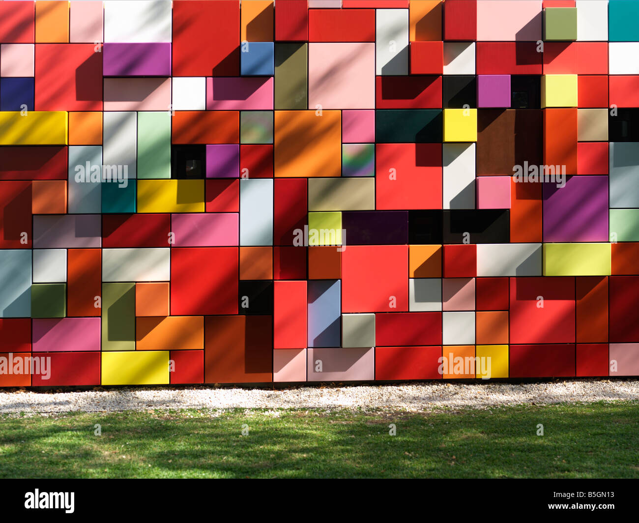 Bâtiment de couleur multi colorés comme entrée de parking couvert au parc de découverte de la synchronicité de la couleur par Margo Sawyer Banque D'Images