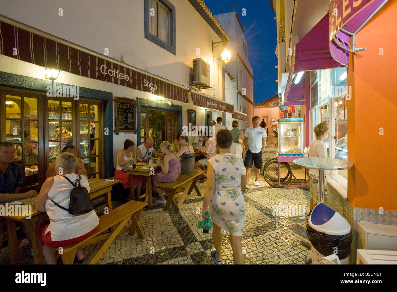Scène de rue à Alvor au crépuscule , Algarve , Portugal Banque D'Images