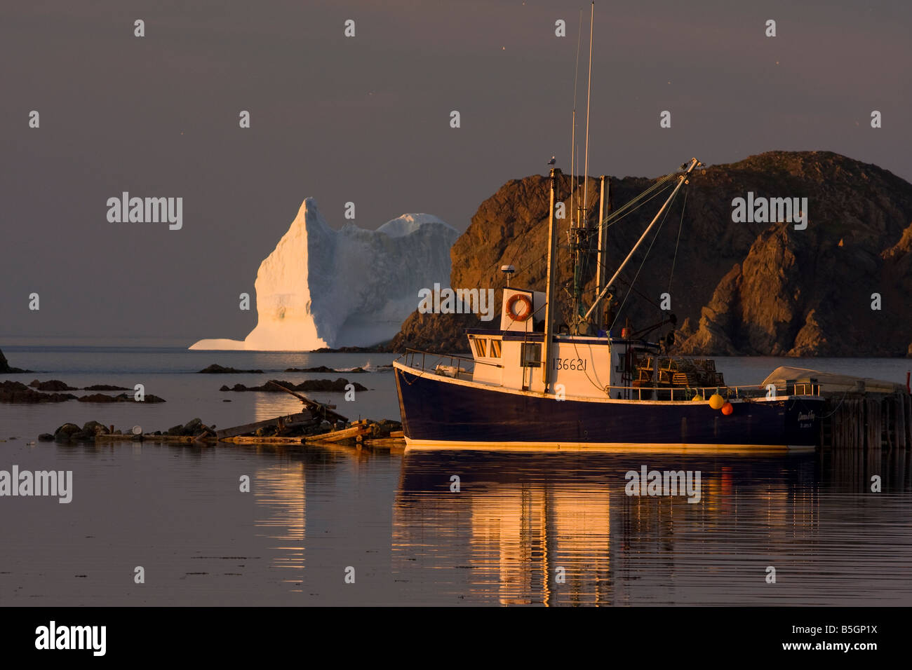 iceberg-et-bateau-banque-de-photographies-et-d-images-haute