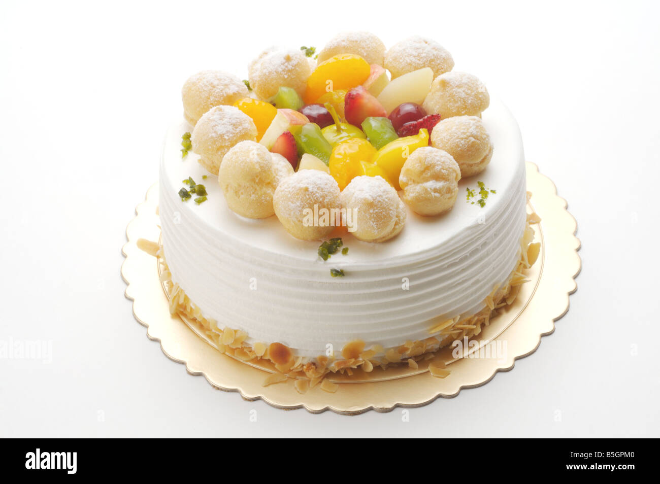Gateau Aux Fruits Et Mini Choux A La Creme Sur Le Dessus Photo Stock Alamy