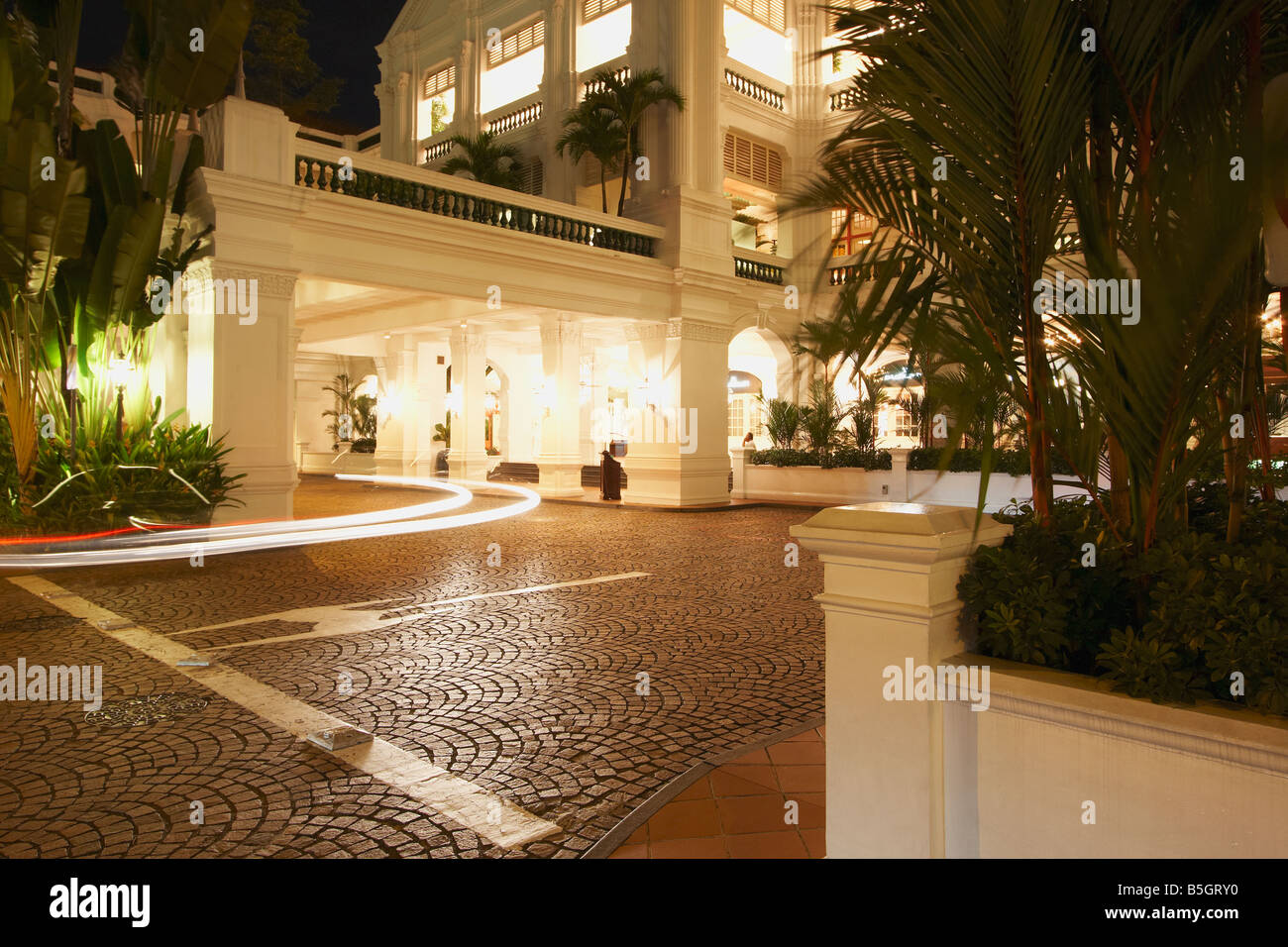 Entrée de l'Hôtel Raffles de nuit Banque D'Images