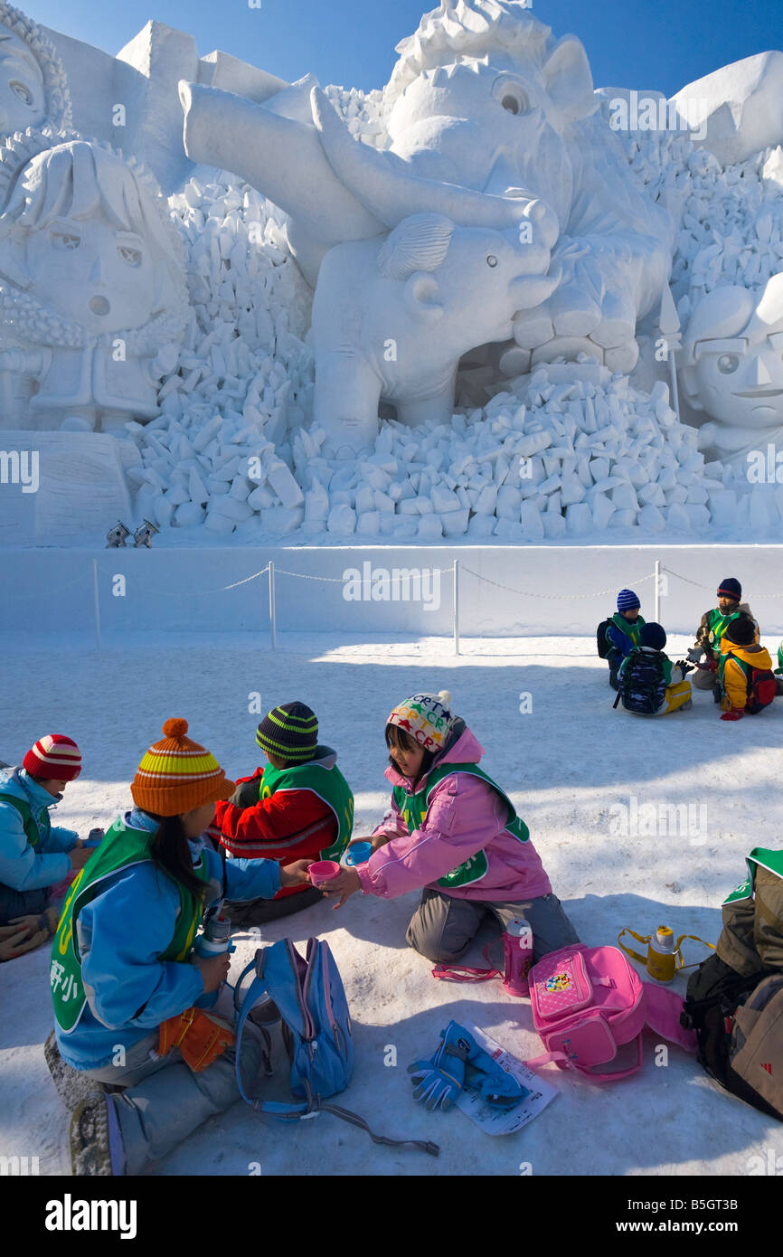 Les enfants profiter de déjeuner au Festival des neiges dans le Parc Odori à Sapporo au Japon Banque D'Images