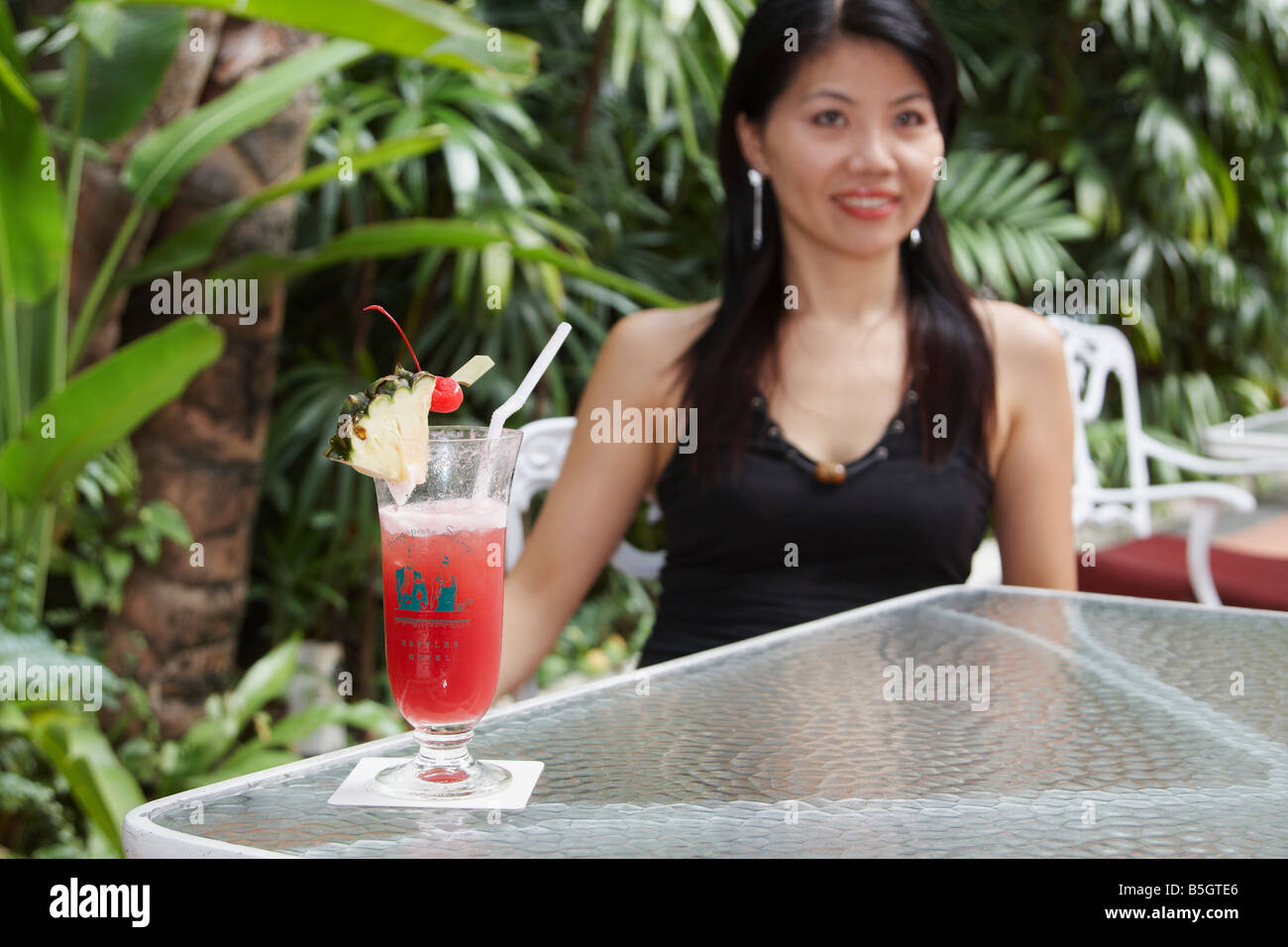 Femme chinoise avec Singapore Sling au Raffles Banque D'Images