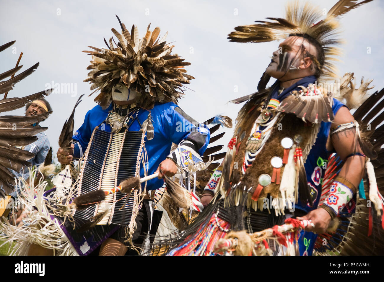 Eagle Tail (à gauche), Native American de la tribu des Micmacs du Canada, et son frère danse au 8e sommet annuel Redwing pow-wow. Banque D'Images